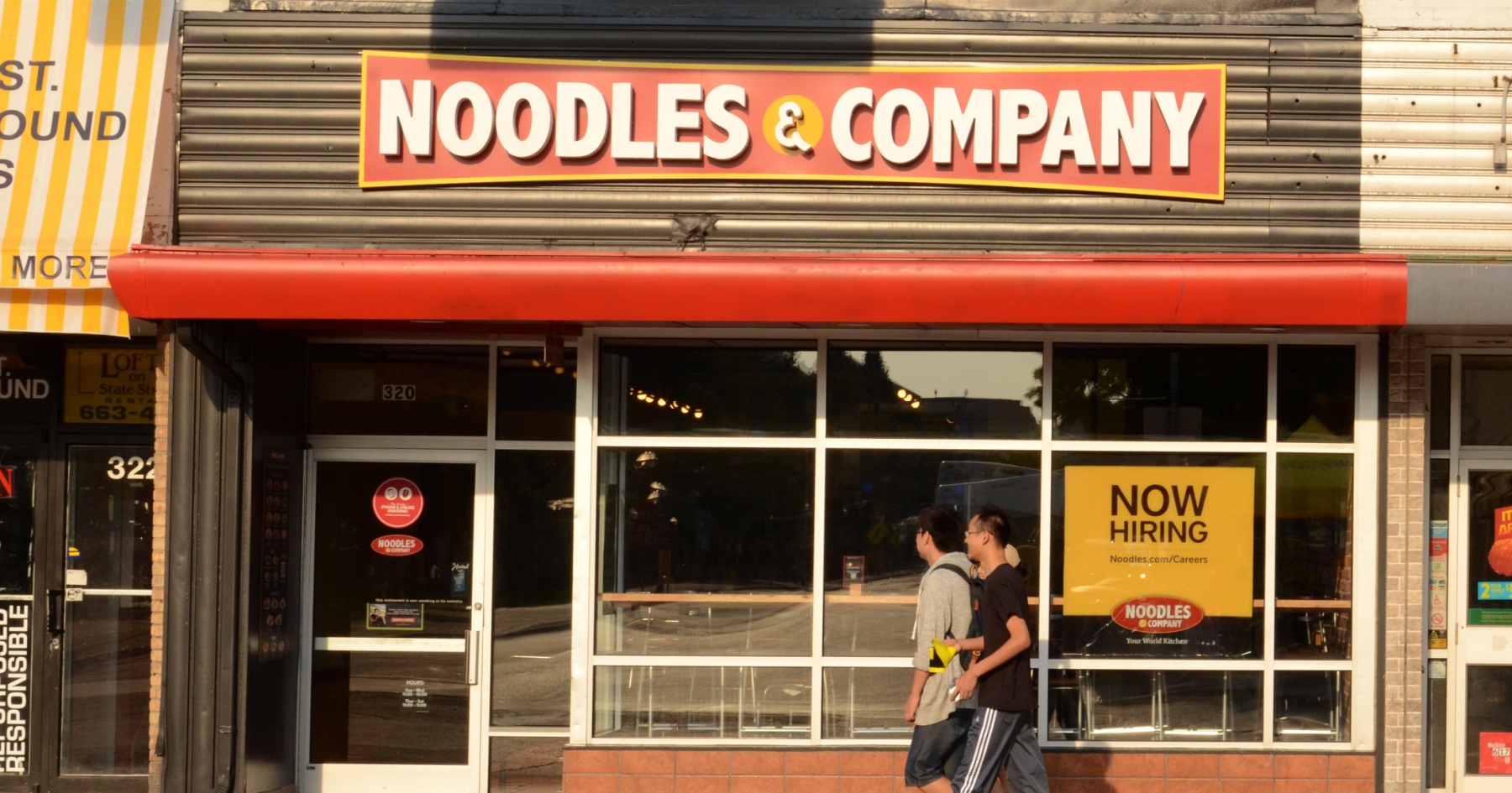 Directorii Noodles & Company vor primi bonusuri mari dacă firma este vândută